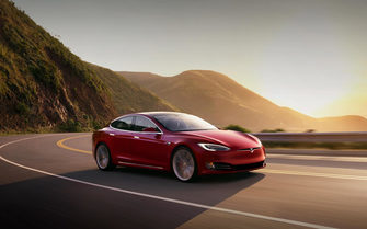 Tesla сваля цените в Китай заради търговската война