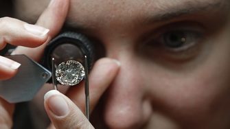 De Beers започва да предлага алтернатива на естествените диаманти
