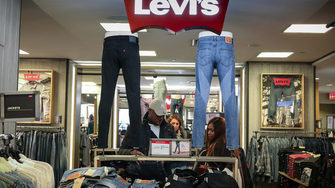 Levi Strauss се листва на борсата близо 30 години след като стана непублична