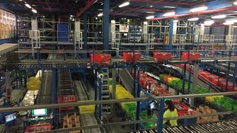 Роботите в складовете на Ocado са три пъти по-бързи от тези на Amazon