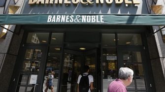 Книжарниците Waterstones купуват конкурента Barnes & Noble