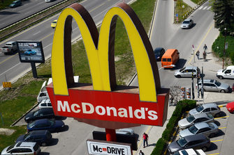McDonald's уволни изпълнителния директор заради връзка със служител