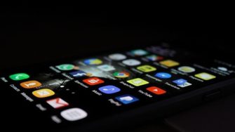 Глобалният смартфон пазар расте за първи път от две години