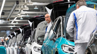 Автомобилните производители постепенно започват да възобновяват работа