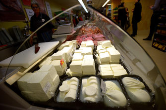 Сдружението на веригите срещу задължителните 90% бг млечни продукти на рафтовете