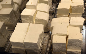 Водата в евтините сирена и имитиращи ги продукти вече измества палмовото масло