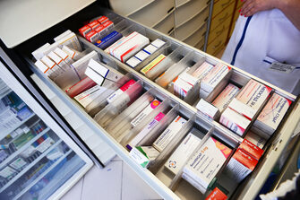 Фармацевти: Има постоянни сривове на системата за рецепти и дефицит на ковид лекарства в аптеките