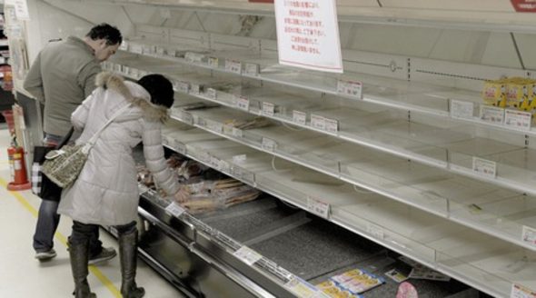 Тъмни улици, празни магазини, блокиран транспорт и недостиг на гориво по бензиностанциите - така изглеждат много части на 15-милионната японска столица Токио пет дни след разрушително земетресение.