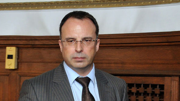 Традицията повелява: всеки път когато министъра на земеделието и храните Мирослав Найденов усети критика към работата си в ресора, някой си отива.