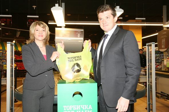 Торбичките за еднократна употреба (полидегралексови торбички), които вече ще се продават на цена от 5 ст. във веригата, могат да бъдат върнати от клиентите, като при това те ще получат обратно парите си.