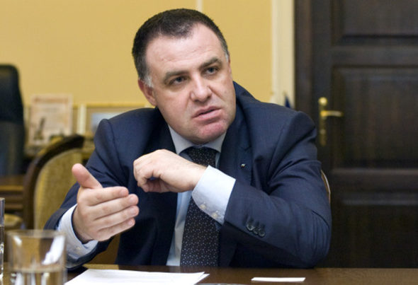 Председателят на Словашката асоциация на потребителите Милош Лауко представи подробни сравнителни таблици за процентното съдържание на съответните съставки в едни и същи продукти на компаниите, предлагани в 7 различни държави-членки на ЕС.
