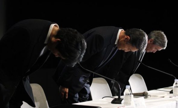 Зам. изпълнителният директор на Sony Corp Казуо Хирай и двама от топ мениджърите на компанията - Широ Камбе (в ляво) и Шинджи Хасейма (в дясно)се поклониха в извинение пред клиентите си.
