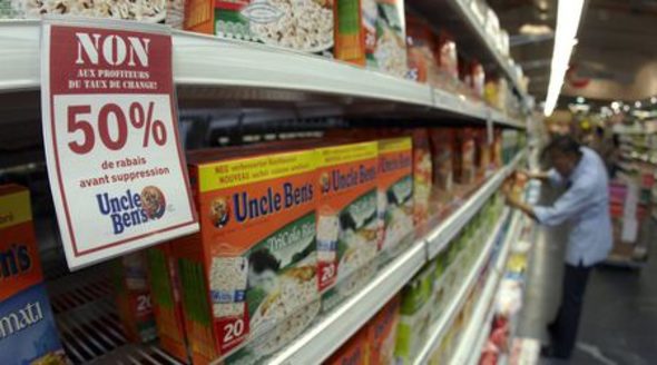 Управата на "Кооп" (Coop) обяви, че разпродава с 50% намаление наличностите от 95 продукта на известни имена като Uncle-Ben’s, козметика на L’Oréal и Nivea, шоколадите Kinder, водата Evian и йогурт Actimel на Danone.
