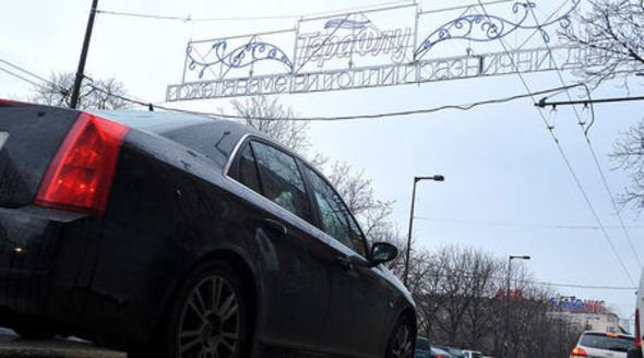 Двете страни на моста бяха опаковани от големи рекламни пана с пожелания от веригата "Лидл", а над тях стърчат орлите. Оказа се, че паната са закрили и коледните послания на Банка ДСК, опънати между колоните.