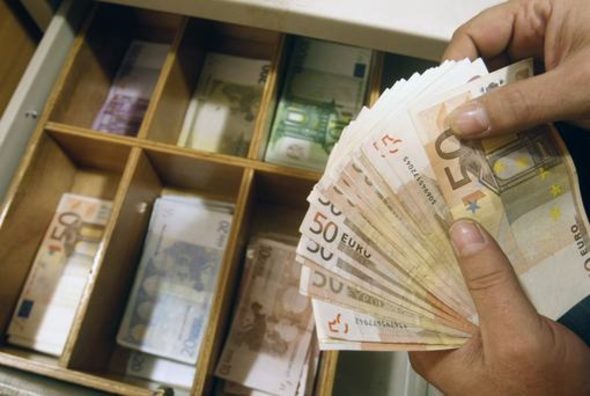Потребителите се запасяват с храна с дълъг срок на годност, докато при почти всички други стоки се забелязва огромен спад в продажбите.
