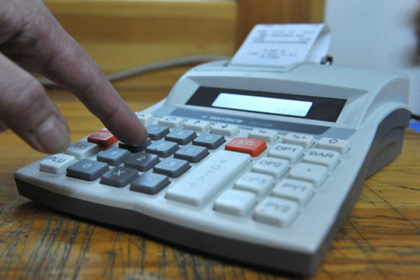 Физическите лица, които продават собствена продукция в лицензирани борси, също трябва да имат фискални устройства, напомнят от НАП