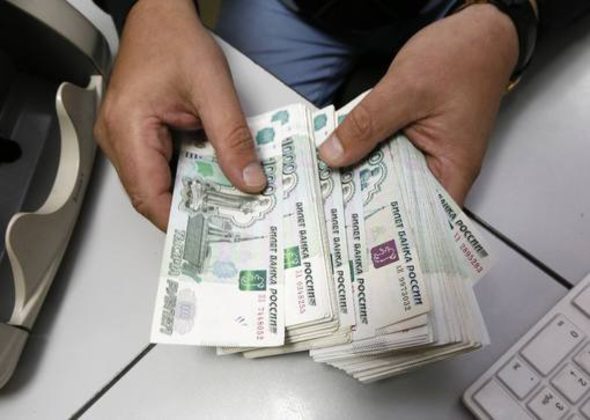 Икономическото напрежение в Русия може да доведе до двуцифрени загуби на водещи компании за напитки, тъй като сриващата се рубла води до щети от бизнесите им в страната, съобщава Financial Times.