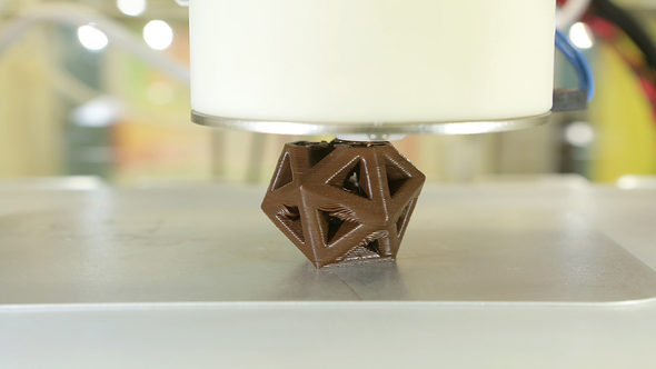 Машината е дело на 3D Systems в колаборация с The Hershey Company и е призвана да сбъдне детските ви мечти за шоколадова фабрика. CocoJet може да печати с тъмен шоколад, млечен шоколад и бял шоколад