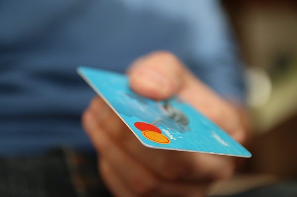 Особено осезаемо е увеличението на транзакциите на ПОС терминали в търговски обекти, където ръстът е с над 26%
