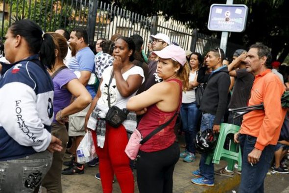 В първата половина на годината по данни на Venezuelan Observatory of Social Conflict са били извършени 56 ограбвания на магазини и 76 опита за ограбвания.