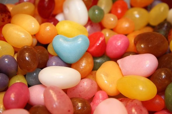 Около 85% от продажбите в обем и 80% в стойност и на твърдите, и при меките и дъвчащите бонбони минават през хранителните магазини.