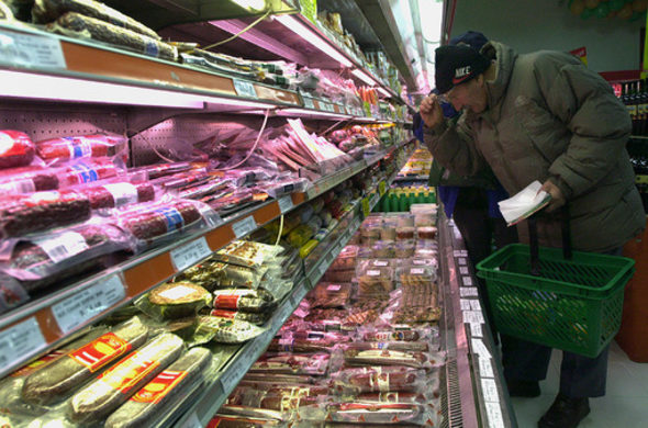 Като цяло за година цените на хранителните продукти остават на същите нива, като най-много са поскъпнали олио, плодове, кафе, сокове и алкохолни напитки, а поевтиняване има при месото, млякото, яйцата и зеленчуците.