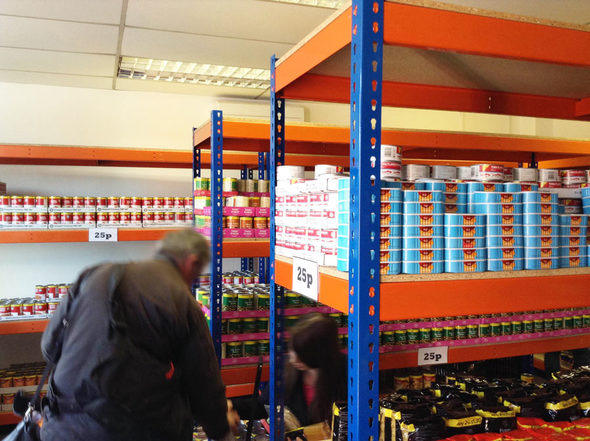 Стелиос Хаджи-Йоану открива верига магазини еasyFoodstore, която ще продава небрандирани хранителни продукти на ниски цени в Западен Лондон