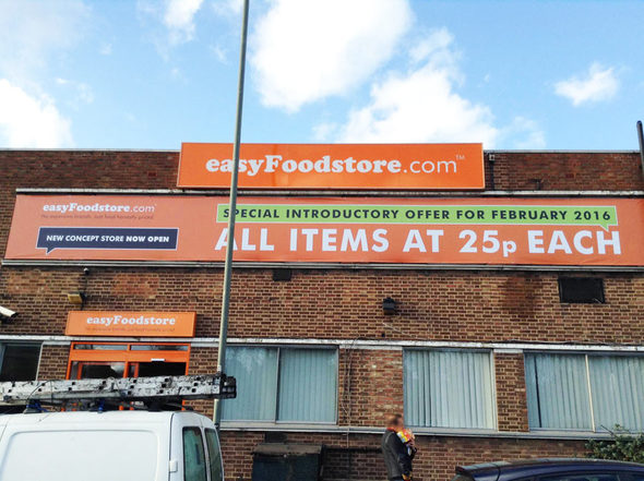 Стелиос Хаджи-Йоану открива верига магазини еasyFoodstore, която ще продава небрандирани хранителни продукти на ниски цени в Западен Лондон