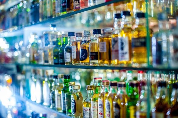 Предвижда се забраната да важи от 22 до 7 ч. и да засяга продажбата на концентрати в денонощните магазини, бензиностанциите, автоматите за продажба на алкохолни напитки.