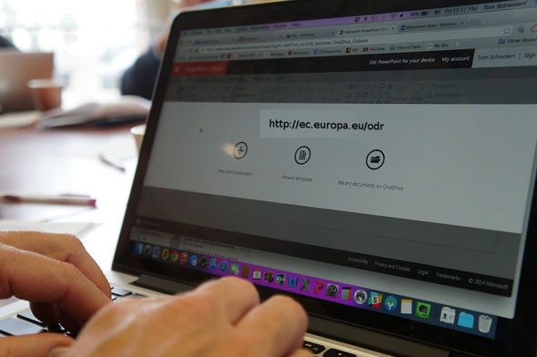 Платформата работи на всички официални езици на ЕС, включително и на български