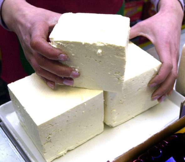 По данни на Асоциацията на млекопреработвателите 60% от сиренето на пазара е имитиращ продукт