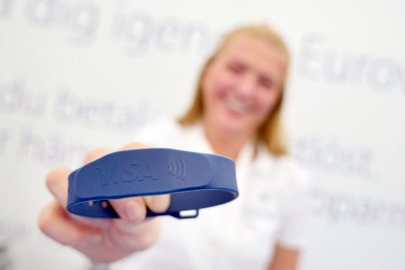 Освен вградената NFC технология, гривната е осигурявала и различни VIP услуги като специални предложения за храни и напитки, както и пропуск за бързо преминаване в зоните на конкурса