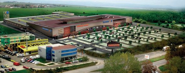 Отварянето на първия магазин "Карфур" (Carrefour) в България би трябвало да се случи след пет месеца (виж карето). Успоредно с наближаването на това събитие стана известно и че френската търговска верига, която е номер едно в Европа по обороти и номер две в света след WalMart, има далеч по-амбициозна програма за България от известната досега.