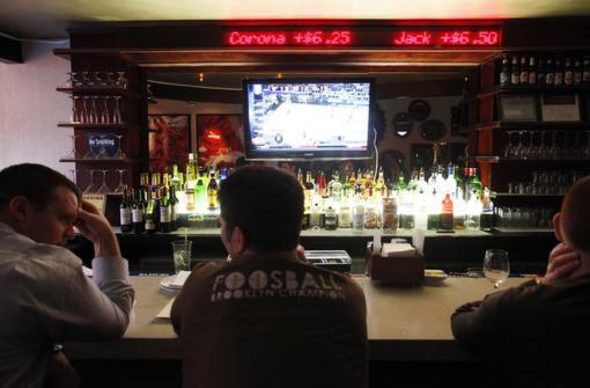В The Exchange Bar & Grill срещу всеки продукт от менюто има мигаща цифра с актуалната му стойност.