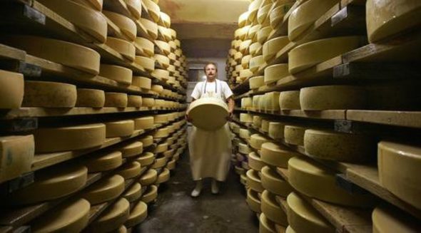 ЕК заяви, че аргументите на Париж страната единствена да произвежда този тип сирене, са недостатъчни.