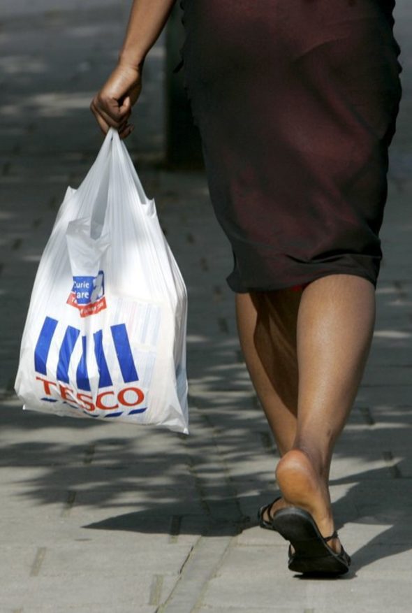 Най-голямата британска търговска верига Tesco проучва Румъния с цел да стъпи на пазара със своето подразделение, управляващо хипермаркетите на компанията,твърдят от бранша. Oт самата компания все още не са потвърдили подобни планове.