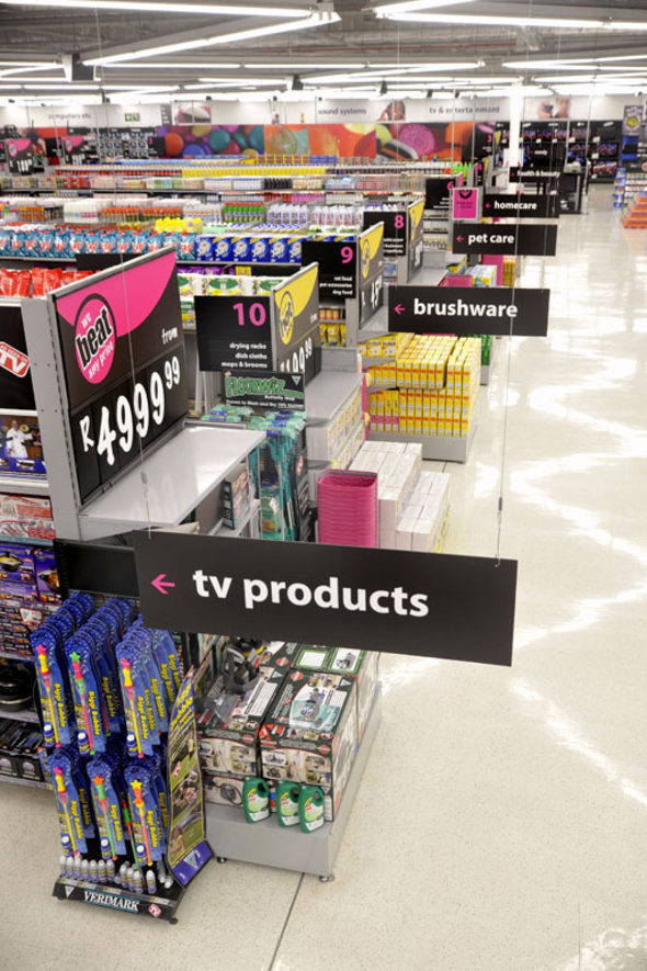 Покупката на Massmart Holdings ще прибави към портфолиото на Wal-Mart 290 магазина в 13 африкански страни.