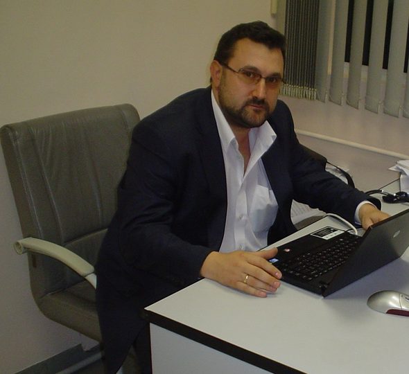 Шопов има над десетгодишен опит в бизнеса с бързооборотни стоки.