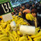 Емблематичните банани. Цената на етикета е традиционната.&nbsp;Намалената е с 50% по ниска.&nbsp;На бялата бележка пише, че не се позволява да се купуват повече от 3 килограма.