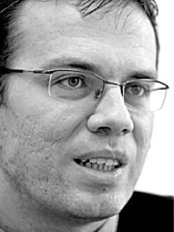 Как се регулират отношенията между потребители, производители, търговци и как те се развиват е от изключително значение за съдбата не само на пазарната икономика, но и на демокрацията в държавата.