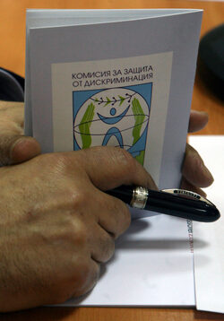 Комисията за защита от дискриминация (КЗД) излезе с решение, че българска реклама на сладолед е обидна и дискриминационна за хората, които заекват.