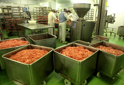 Причината е, че по рецептура каймата е месна заготовка (нещо като субпродукт), в която се влагат подправки и хранителни добавки, а не е чисто мляно месо.