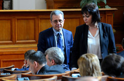 Поправките бяха приети със 123 гласа "за" от депутатите на "Коалиция за България", ДПС и "Атака".