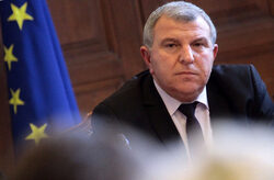 Шестима от десетте членове на съвета са били подменени, но това не доведе до уволнение на директора.