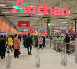 Iris Titan, известен още като Auchan Titan, е един от най-оживените търговски центрове в Букурещ с над 33 000 посетители всеки ден