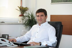 Българските преработватели на плодове и зеленчуци, ориентирани към износ на своята продукция, хронично страдаме от недостиг на суровини. Традиционно внасяме праскови и кайсии от Гърция, вишни от Унгария и Полша, корнишони от Турция, червена капия от Македония или Турция. Надяваме се, че субсидиите в земеделието за трайни насаждения, поне за периода до 2020 г., ще дадат резултат.