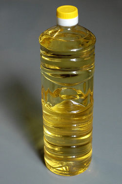 Произвежданото от дружеството олио Libra копира изцяло опаковката на "Клас олио"