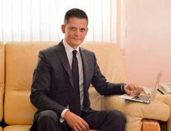 От КЗП припомнят, че при пазаруване онлайн потребителите трябва да търсят информация на сайта за името и адреса на доставчика, основните характеристики на стоките или услугите, тяхната цена и стойността на пощенските или транспортните разходи
