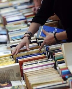 На рафтовете в реалната книжарница има над 6 хиляди книги, които се продават на същите цени като на сайта Amazon.com.