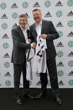 Освен това компанията обеща да върне производството на футболни фанелки в Германия